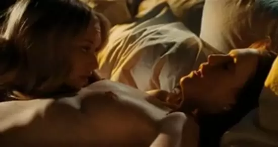 Amanda Seyfried & Julianne Moore Lesbian Scene from Chloe