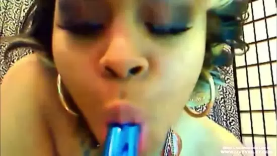 Hot tattooed ebony Young woman fucks her pussy